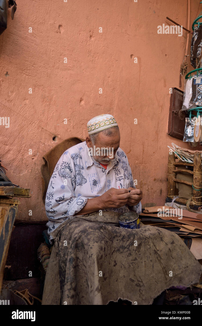 Artisan au travail, Marrakech, Maroc, Afrique du Nord Banque D'Images