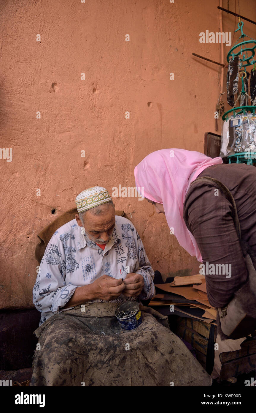 Artisan au travail, Marrakech, Maroc, Afrique du Nord Banque D'Images