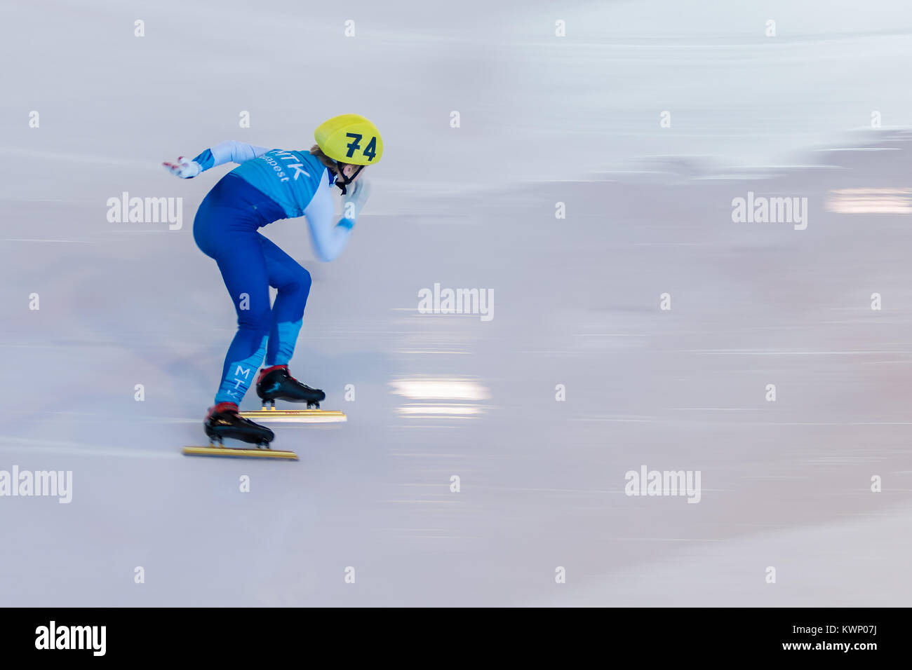 ZAGREB, CROATIE - Novembre 04, 2017 patinage de vitesse : Alpe Adria Cup Zagreb. Le patineur de vitesse de l'athlète pour enfants sur piste courte Banque D'Images