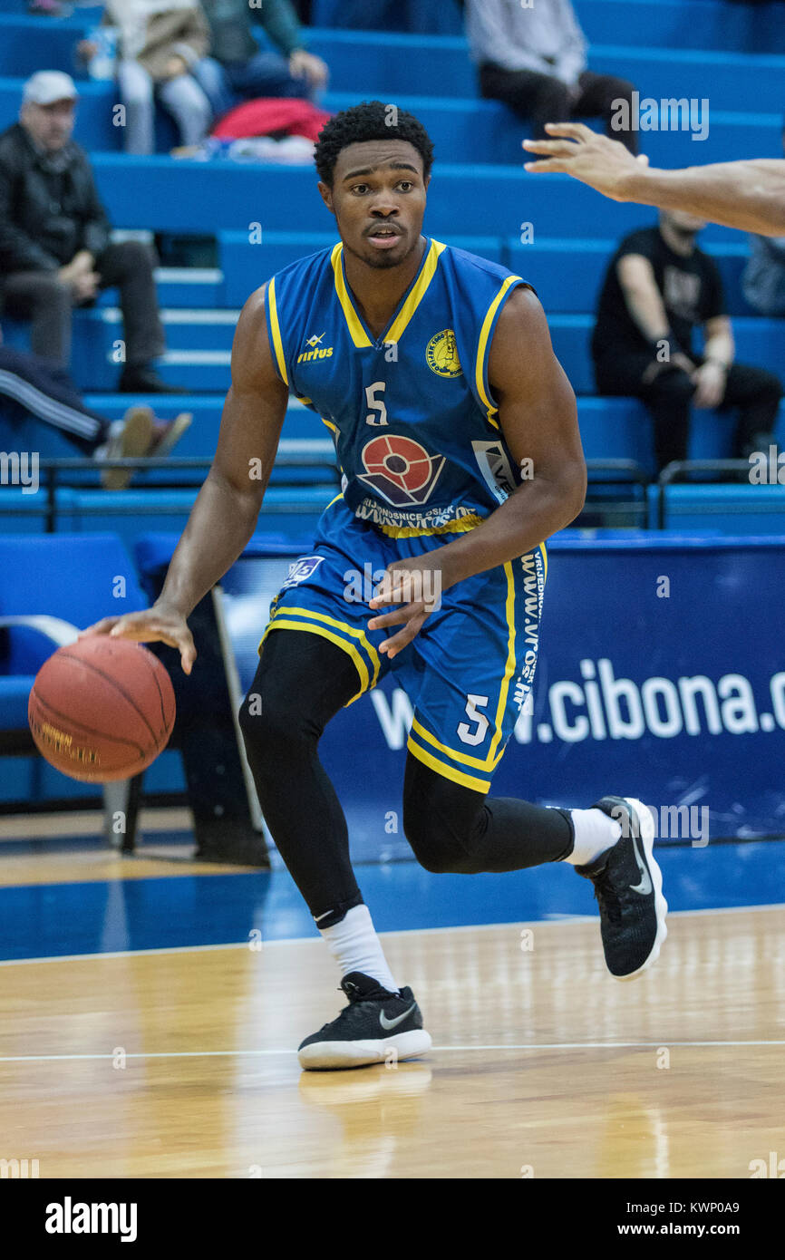 ZAGREB, CROATIE - 17 NOVEMBRE 2017 : match de basket-ball entre KK et KK Vrijednosnice Cedevita Zagreb. Le premier joueur de basket ball Banque D'Images