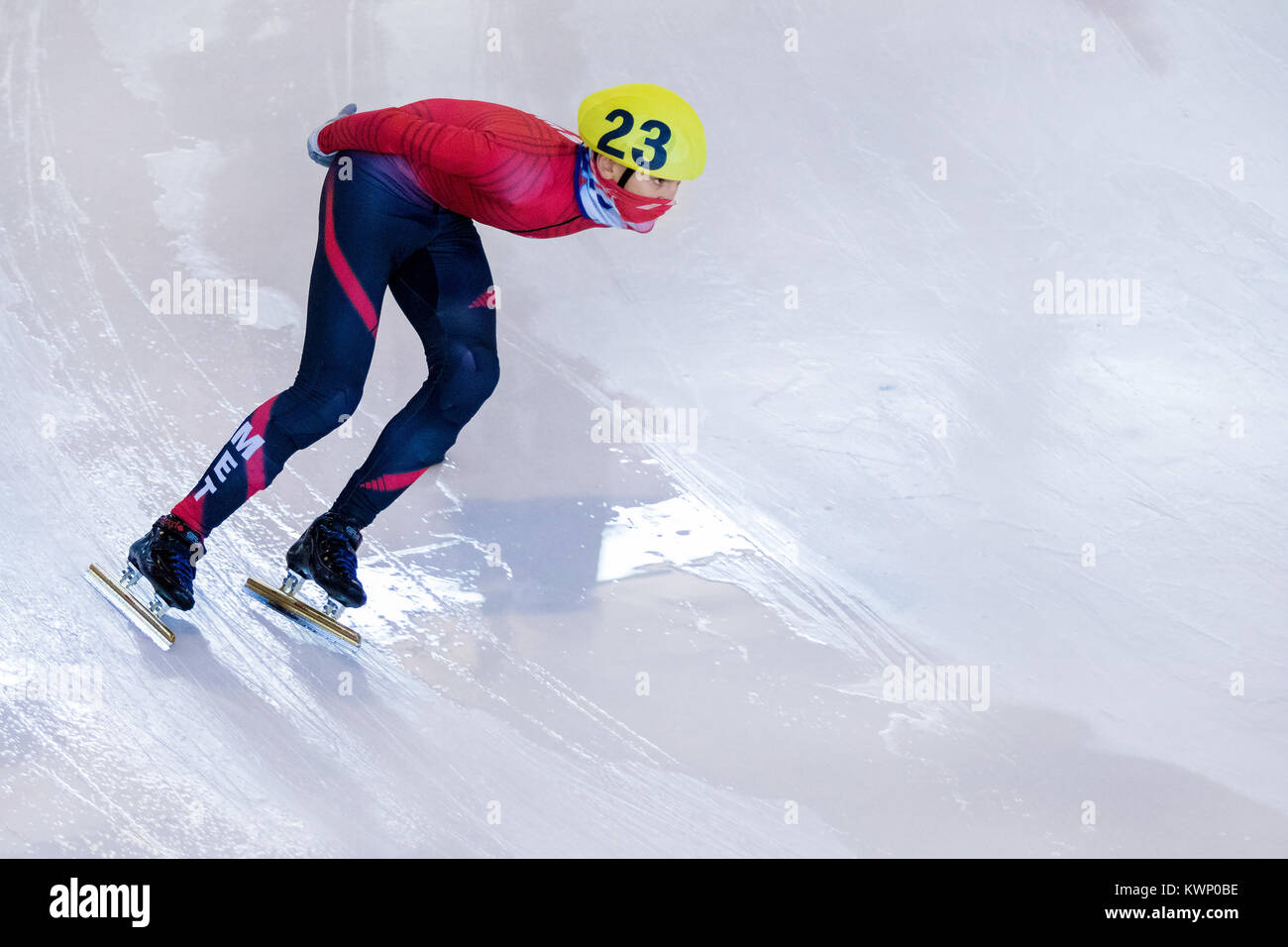 ZAGREB, CROATIE - Novembre 04, 2017 patinage de vitesse : Alpe Adria Cup Zagreb. Le patineur de vitesse de l'athlète pour enfants sur piste courte Banque D'Images