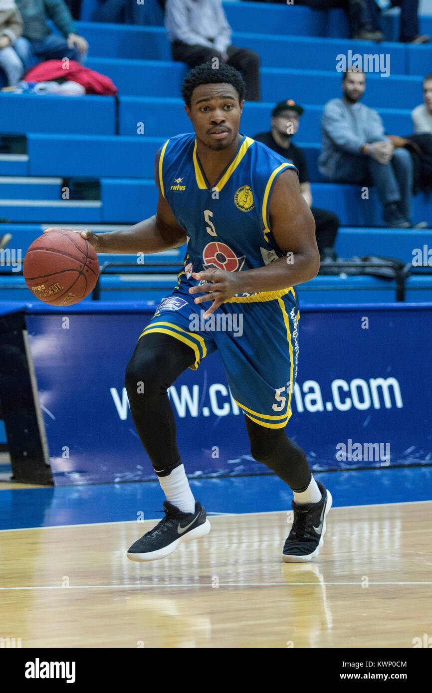 ZAGREB, CROATIE - 17 NOVEMBRE 2017 : match de basket-ball entre KK et KK Vrijednosnice Cedevita Zagreb. Le premier joueur de basket ball Banque D'Images