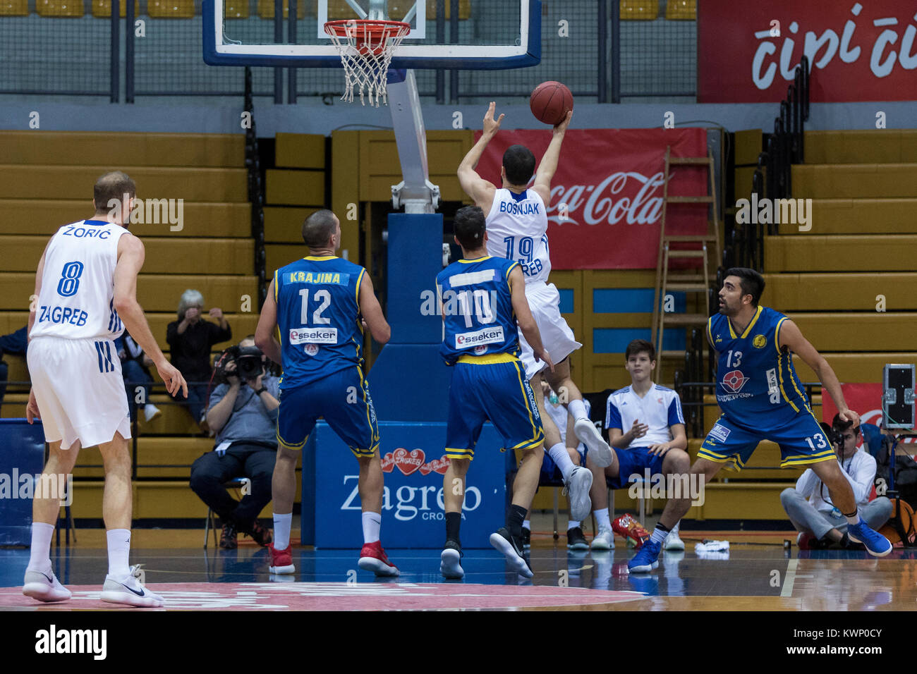 ZAGREB, CROATIE - 17 NOVEMBRE 2017 : match de basket-ball entre KK et KK  Vrijednosnice Cedevita Zagreb. Basket-ball à tirer sur le panier Photo  Stock - Alamy