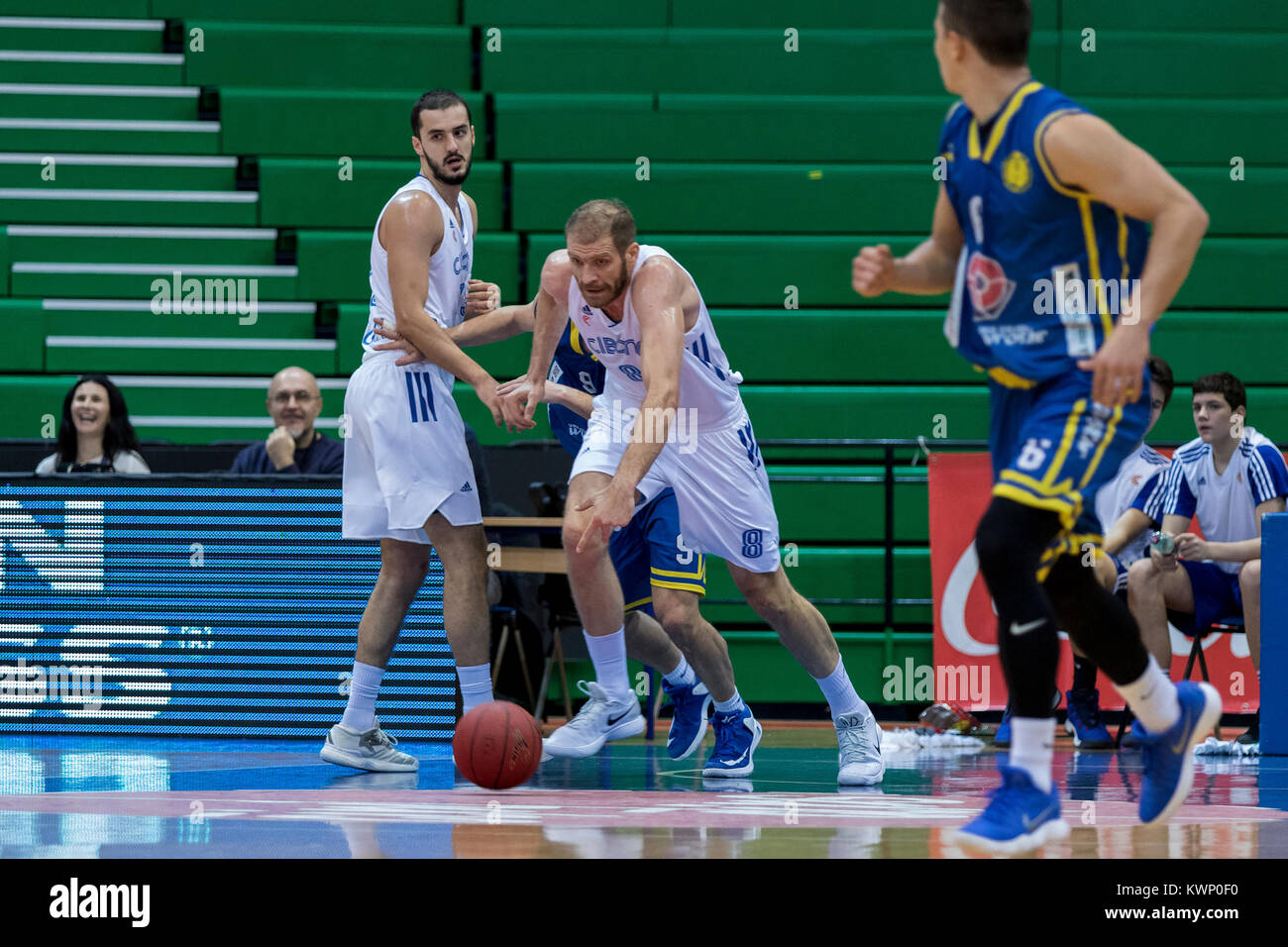 ZAGREB, CROATIE - 17 NOVEMBRE 2017 : match de basket-ball entre KK et KK Vrijednosnice Cedevita Zagreb. Le premier joueur de basket ball Banque D'Images