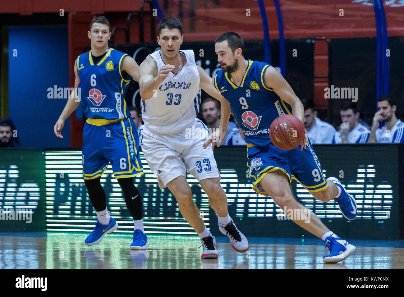 ZAGREB, CROATIE - 17 NOVEMBRE 2017 : match de basket-ball entre KK et KK Vrijednosnice Cedevita Zagreb. Basket-ball en action Banque D'Images