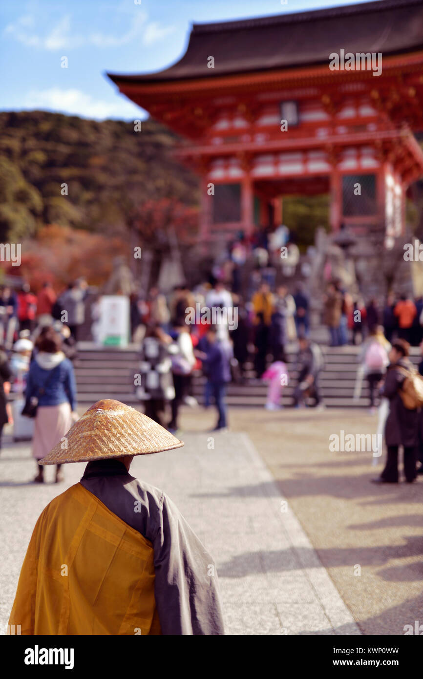 Moine bouddhiste Japonais en face de l'entrée du temple Kiyomizu-dera occupé avec les touristes. Higashiyama, Kyoto, Japon, 2017. Banque D'Images