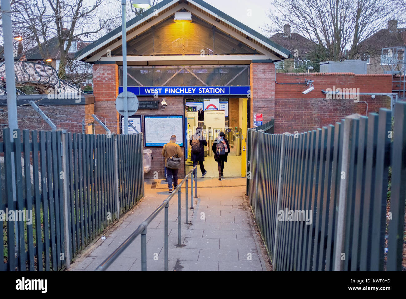 Les navetteurs à pied dans la station de métro West Finchley dans le London Borough of Barnet Banque D'Images