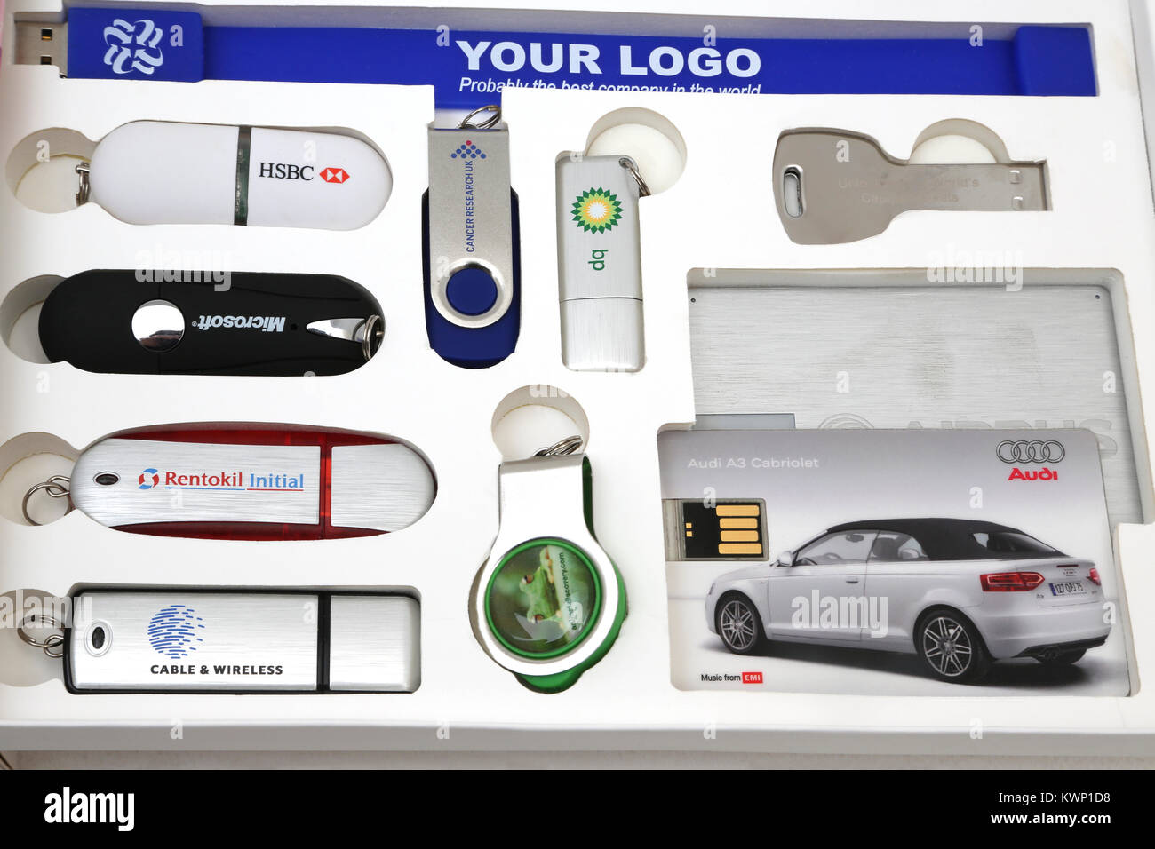 Une boîte d'objets publicitaires clés USB et cartes mémoire Banque D'Images