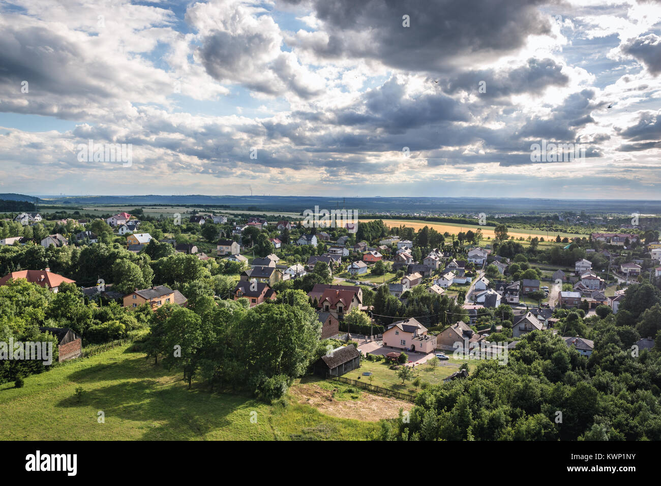 Vue aérienne du village de château d'Ogrodzieniec Podzamcze dans Jura polonais, région du sud de la voïvodie de Silésie en Pologne Banque D'Images