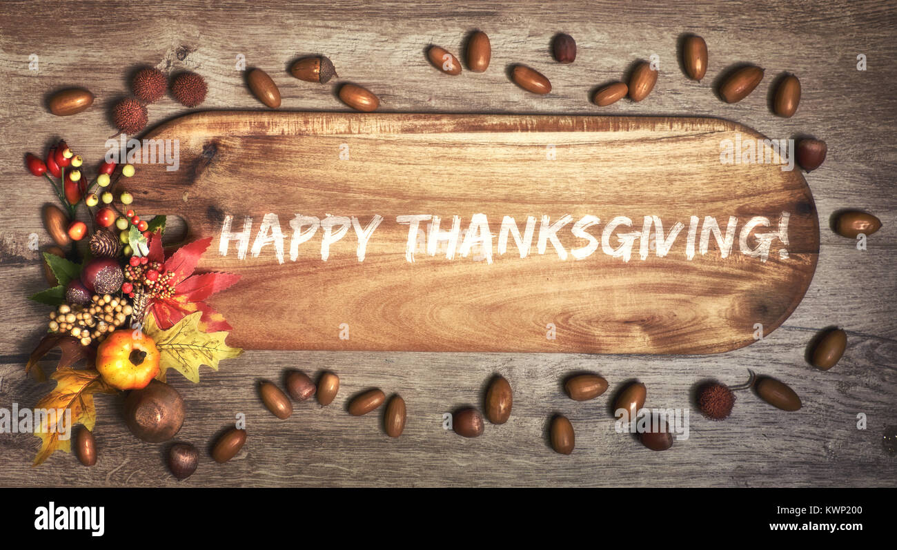 Planche en bois avec texte "Bonjour l'automne avec l'automne décorations sur bois. Vue d'en haut, l'image. Banque D'Images