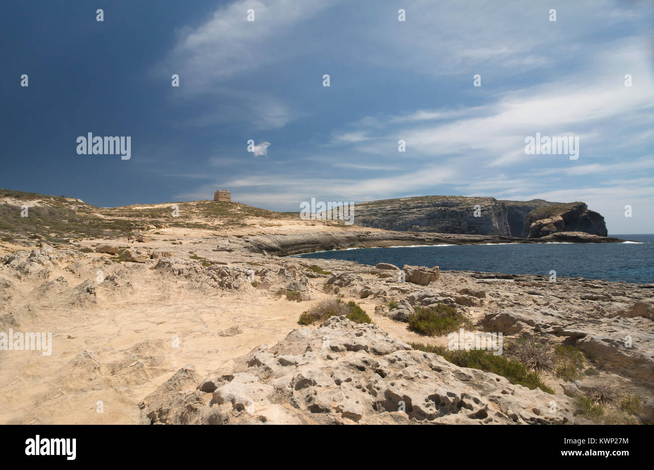 L'image d'une tour de guet et le littoral à Dwerja Bay, Gozo, qui est une île de l'archipel maltais dans la mer Méditerranée. Banque D'Images