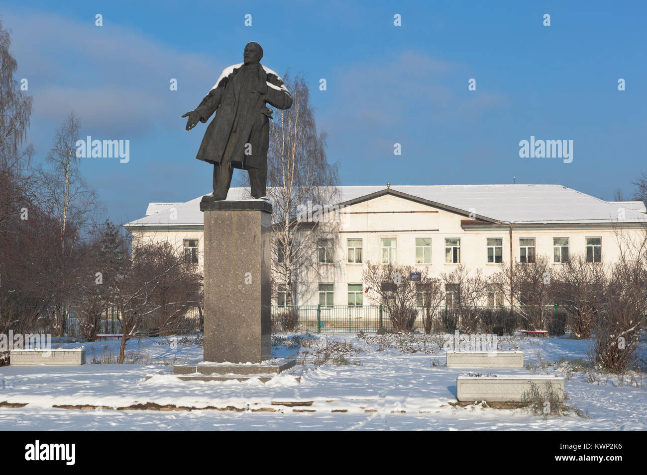 Velsk, Moscow, Russie - 6 novembre, 2016 : Monument de Vladimir Ilitch Lénine sur l'arrière-plan de l'école numéro 3 dans la ville de Velsk Banque D'Images