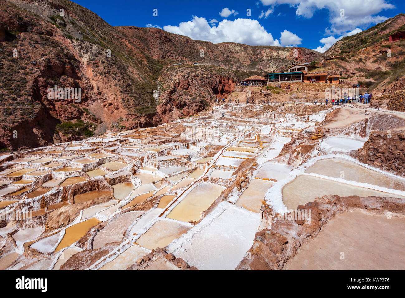 Salinas de Maras est une mine de sel de Maras, Pérou Banque D'Images