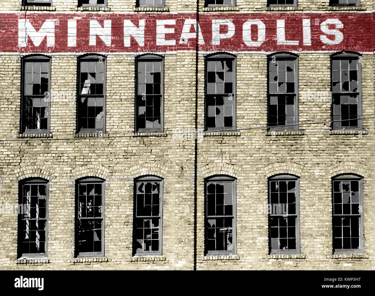 Usine abandonnée avec des fenêtres cassées vers 1939 à Minneapolis Banque D'Images