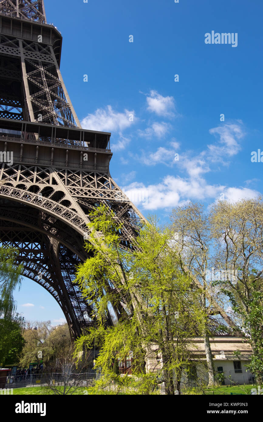 Le Paris romantique, de la tour Eiffel sur une journée ensoleillée au printemps Banque D'Images