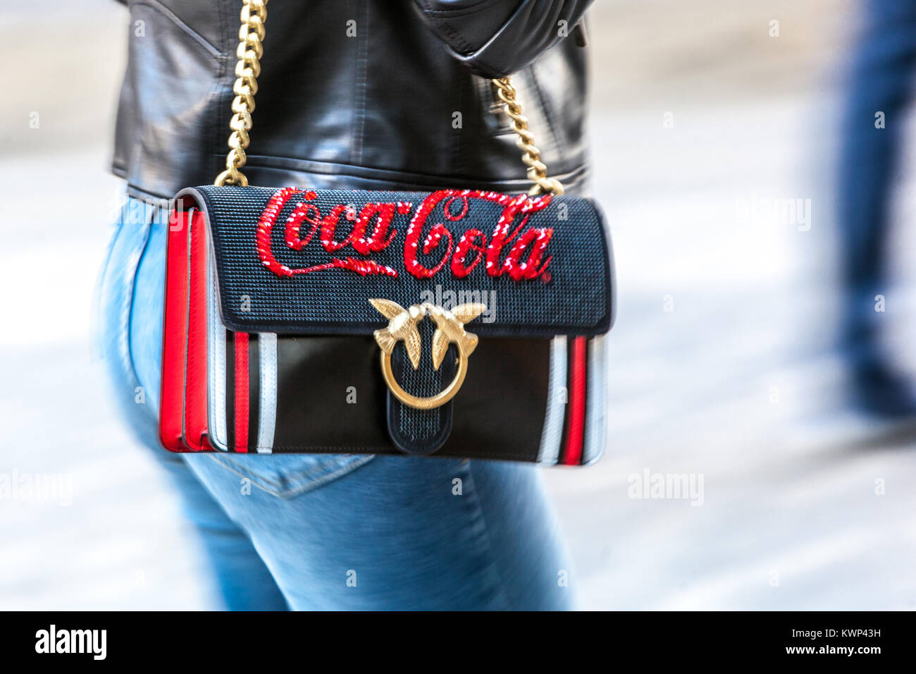 Sac à main pour femme Coca-Cola, scène de style de vie de mode de rue féminine, style de rue de jeans closeup Banque D'Images