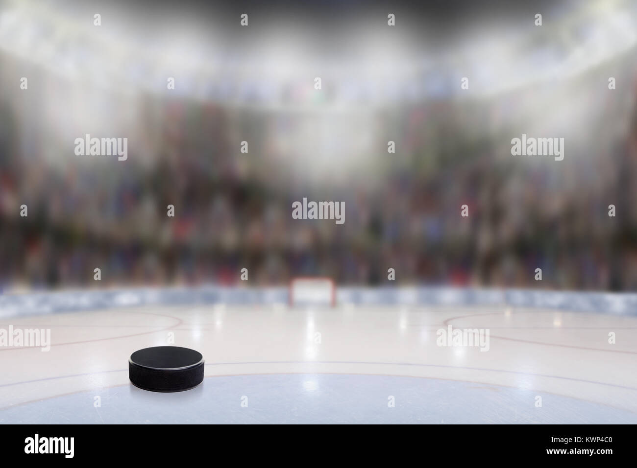 Low angle view of ice rondelle de hockey sur glace avec une faible profondeur de champ sur l'arrière-plan du stade bien éclairé et copier l'espace. Banque D'Images