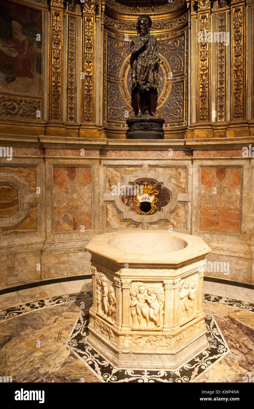 Statue de Saint Jean-Baptiste de Donatello à Cappella di San Giovanni Battista (chapelle de Saint Jean le Baptiste) en style roman et gothique italien Ca Banque D'Images