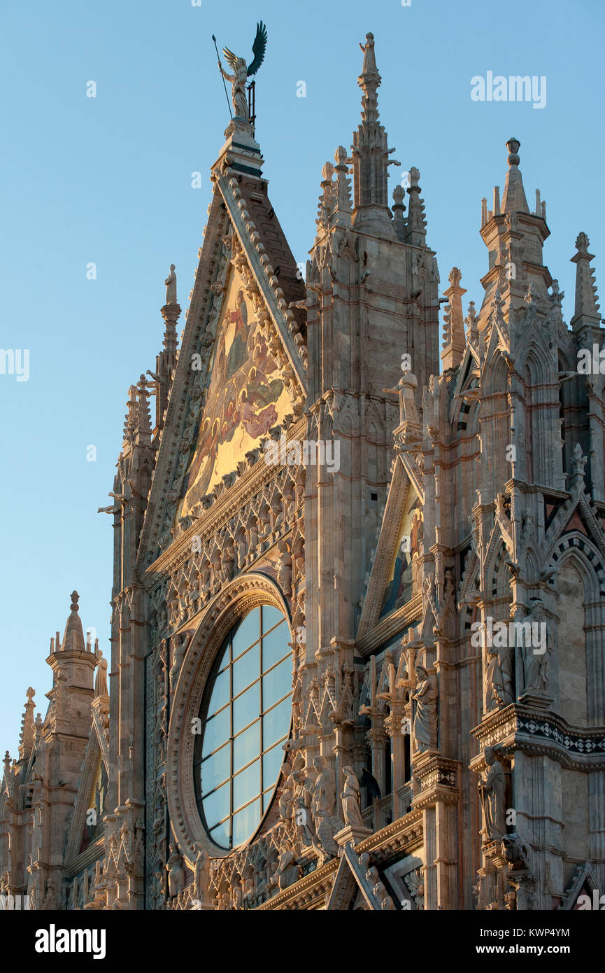 Façade gothique italien de Giovanni Pisano de XIII siècle de style roman et gothique italien Cattedrale Metropolitana di Santa Maria Assunta (Sienne Cat Banque D'Images