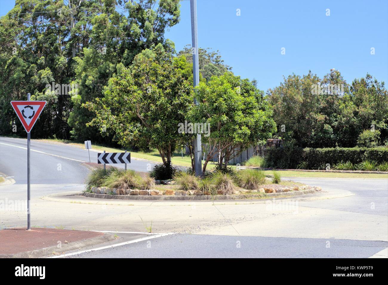 Rond-point de ville australienne de Coffs Harbour. Rond-point de la circulation rue de banlieue. Banque D'Images