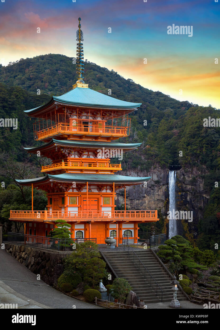 WAKAYAMA, JAPON - 19 NOVEMBRE 2015 : Pagode de Seiganto-ji à Nachi Katsuura avec Nachi no Taki automne, un UNESCO World Heritage site. Banque D'Images