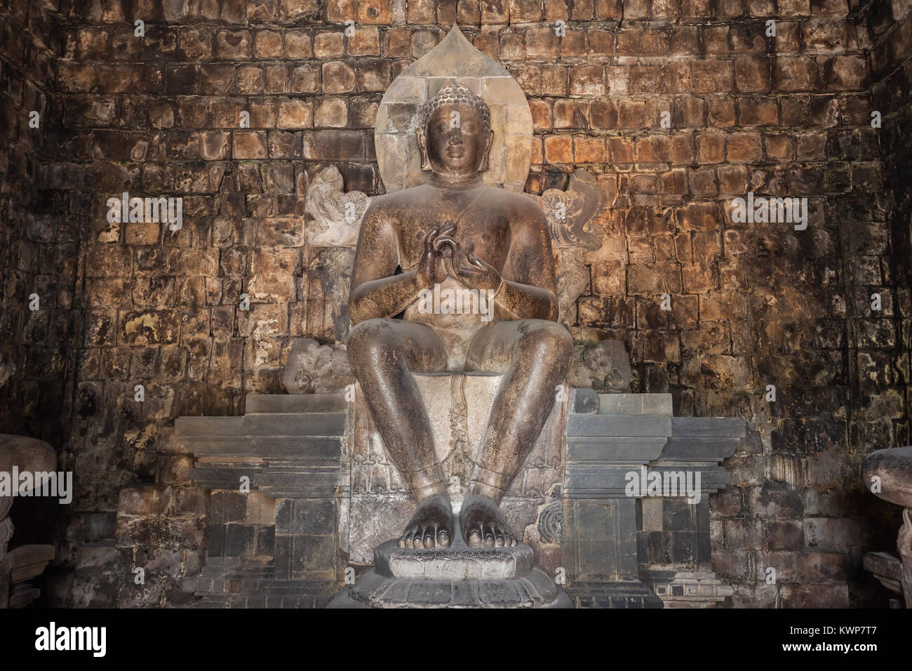 L'intérieur du Temple Mendut. Mendut est un temple bouddhiste dans le centre de Java, en Indonésie. Banque D'Images