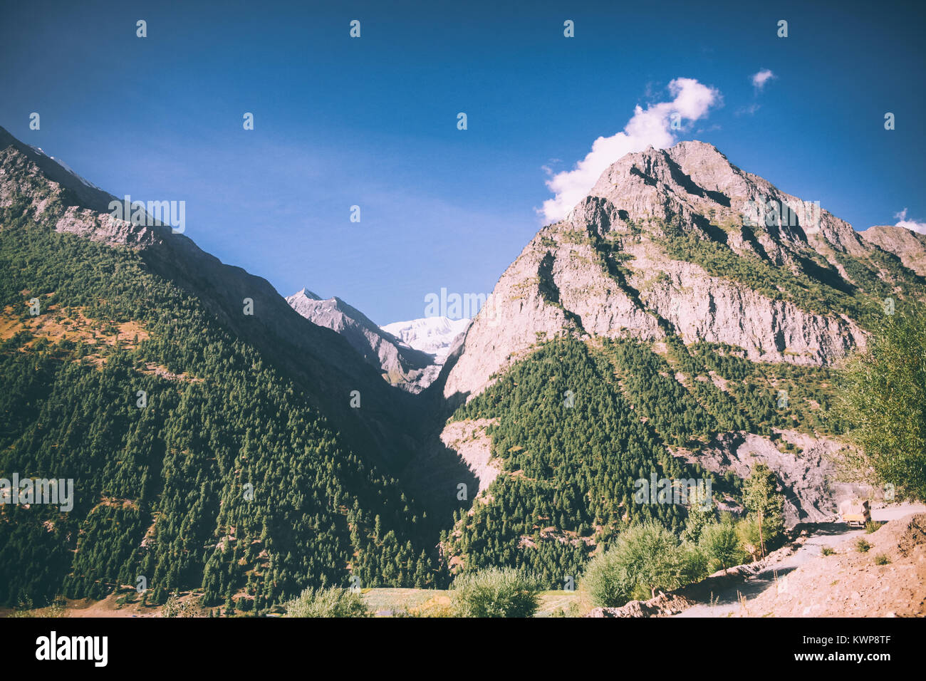 Beau paysage pittoresque avec les majestueuses montagnes rocheuses en Himalaya indien Banque D'Images