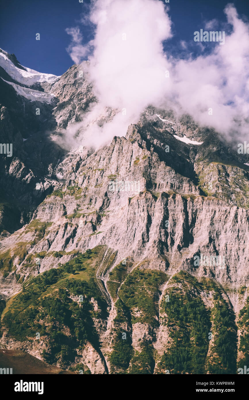Paysage majestueux avec des montagnes rocheuses et nuages dans l'Himalaya indien Banque D'Images