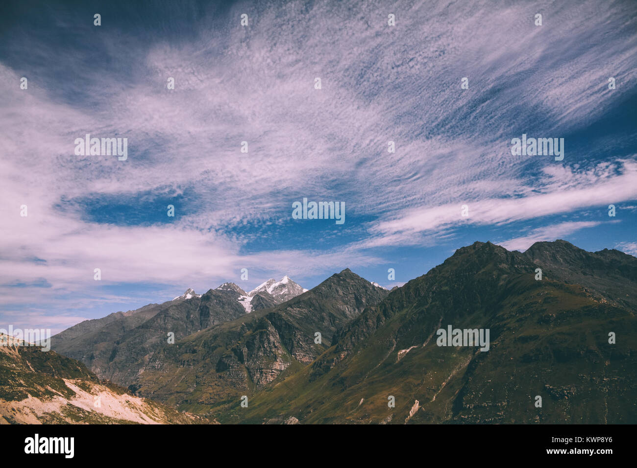 Beau paysage pittoresque des montagnes majestueuses en Himalaya indien, Rohtang Banque D'Images