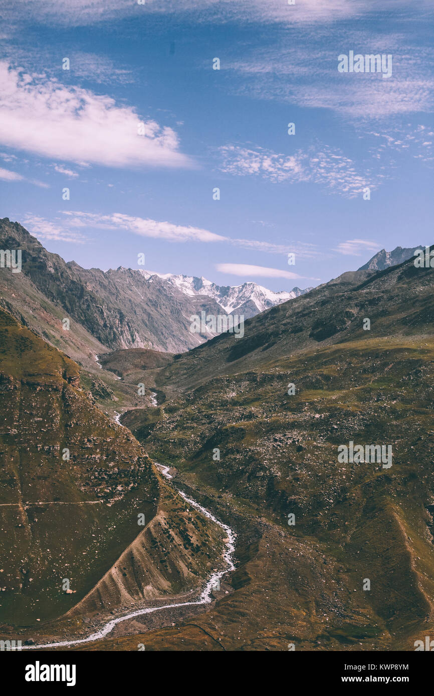 La montagne majestueuse vallée avec rivière en Himalaya indien, Rohtang Banque D'Images