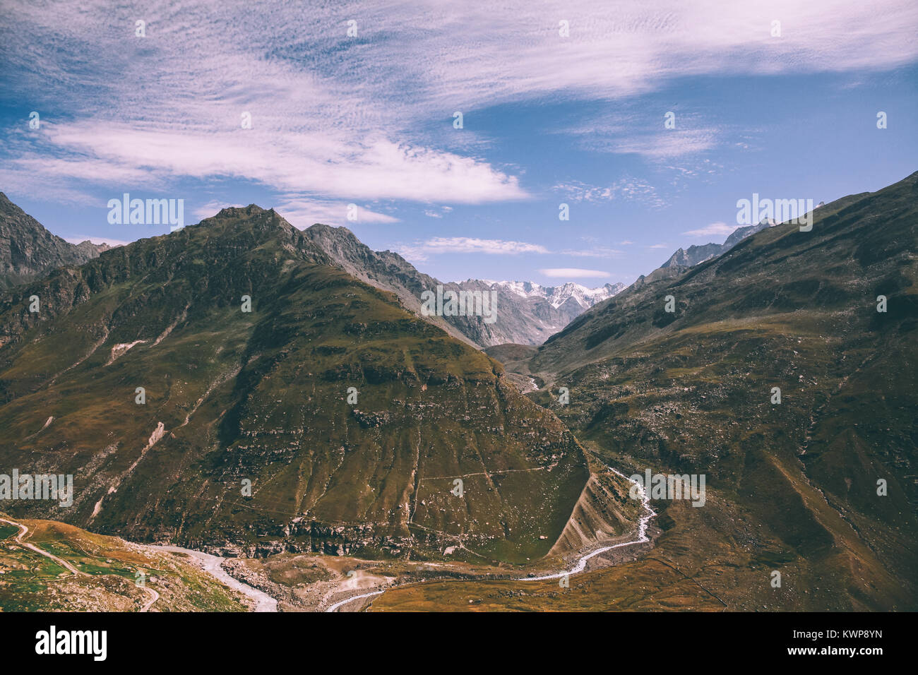 Belles montagnes pittoresques et sentier en Himalaya indien, Rohtang Banque D'Images