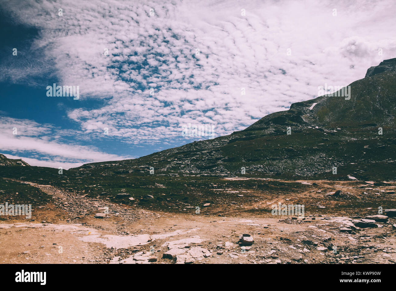 Beau paysage pittoresque avec des pierres en Himalaya indien Banque D'Images