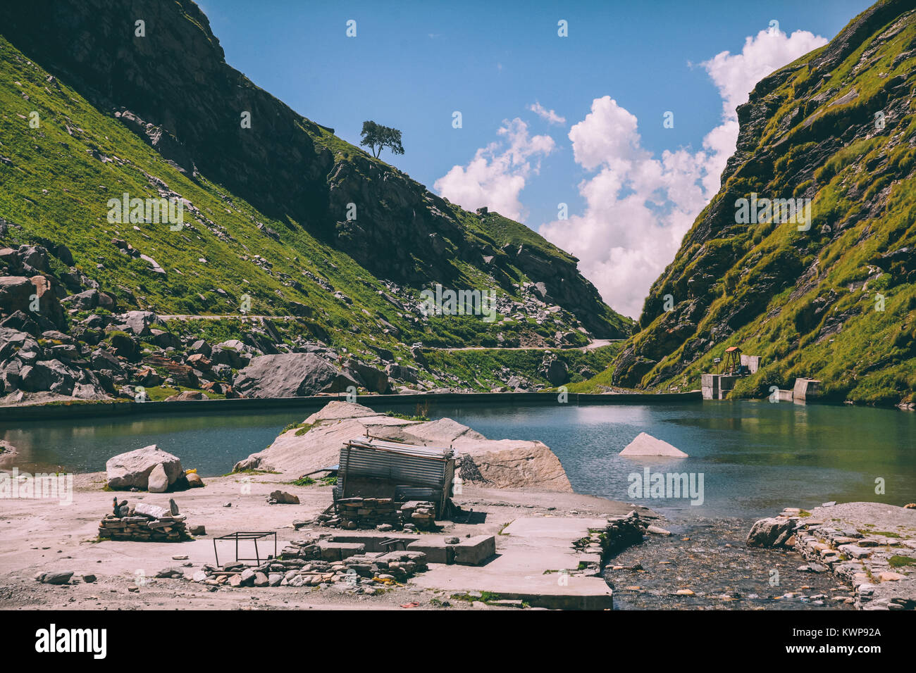 Paysage de montagne pittoresque avec le lac en Himalaya indien, Rohtang Banque D'Images