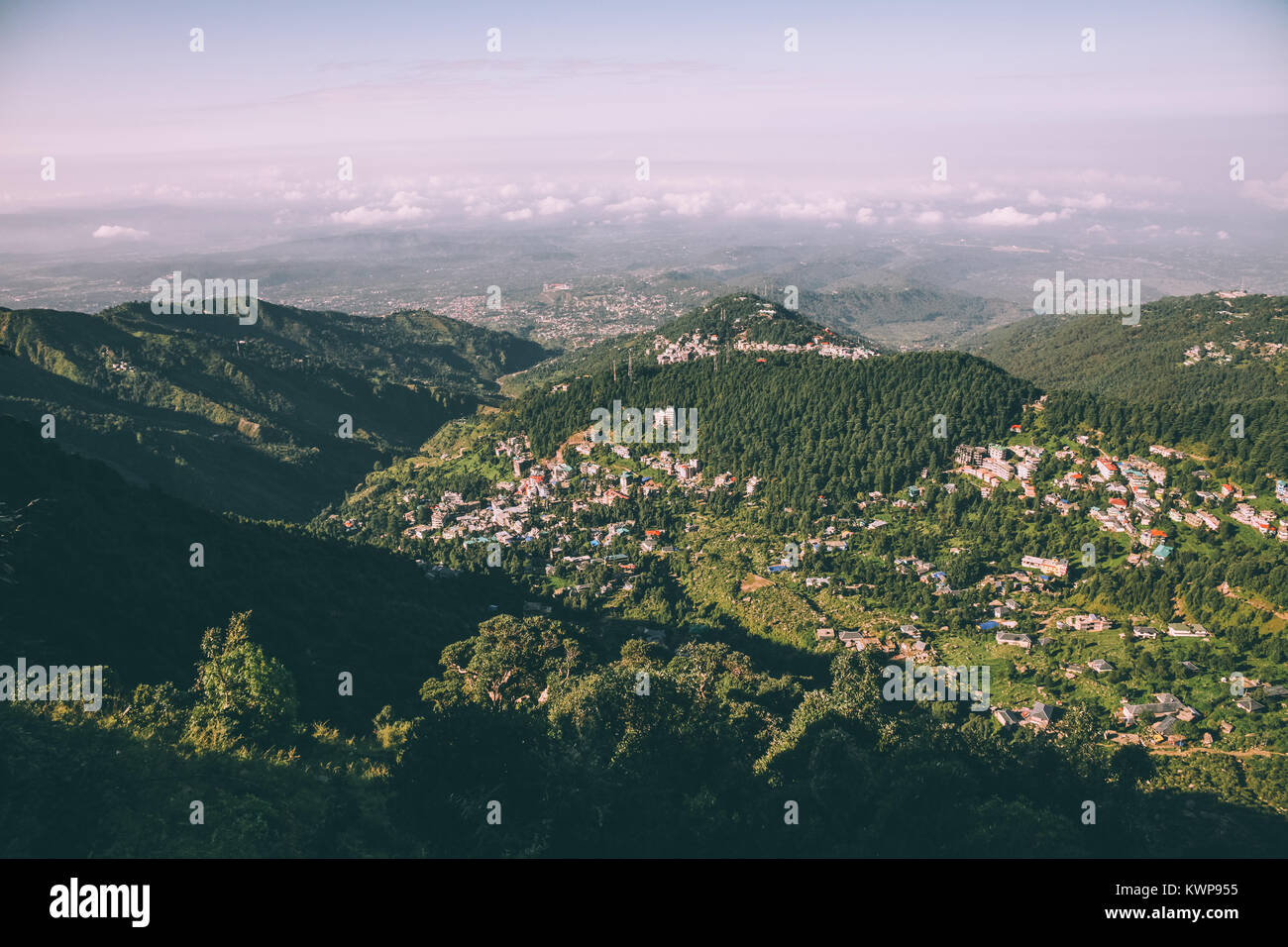 Beau paysage avec village de montagne dans l'Himalaya indien, Dharamsala, Baksu Banque D'Images