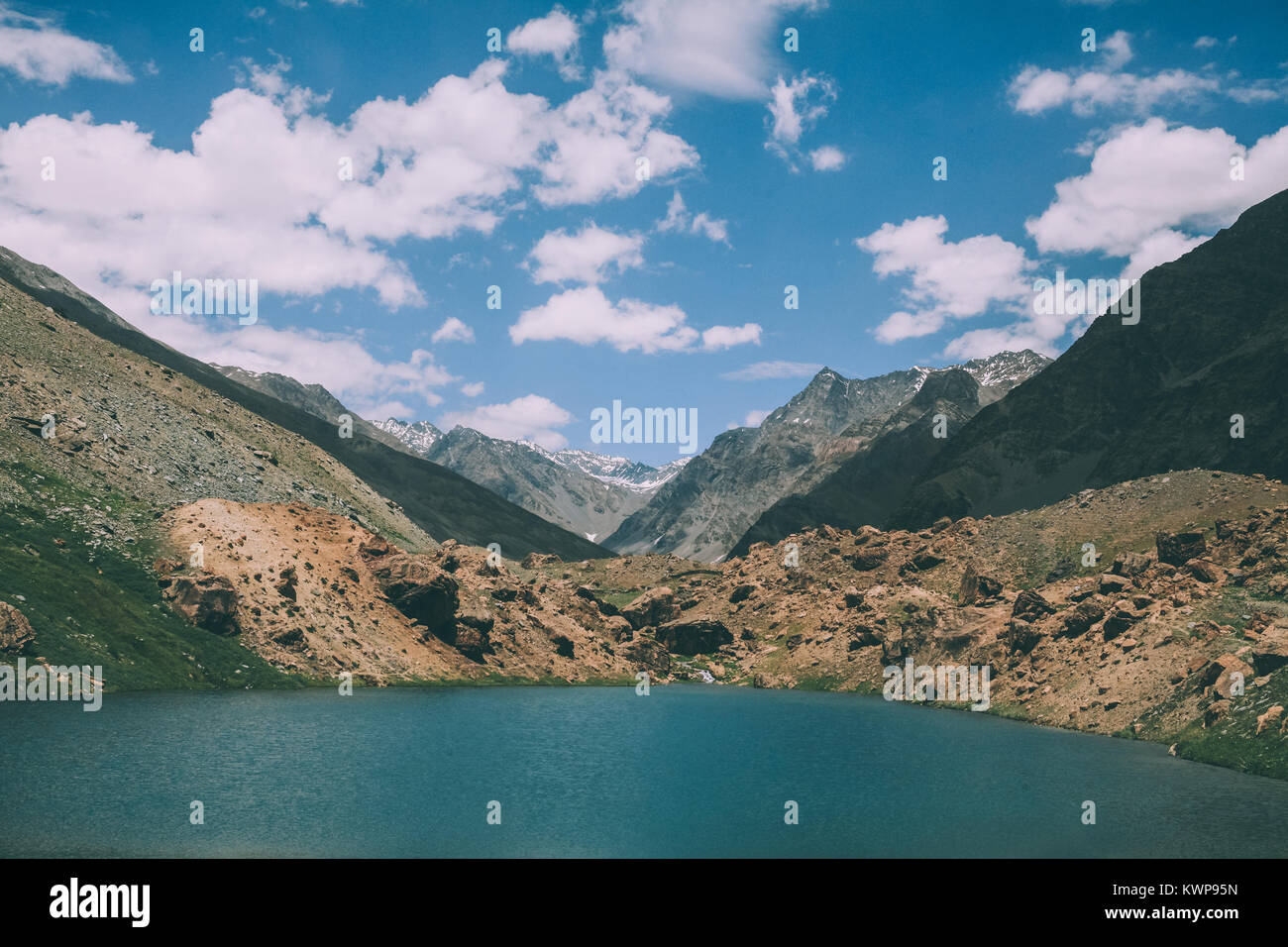 Beau paysage avec lac calme et des montagnes majestueuses de l'Himalaya Indien Banque D'Images