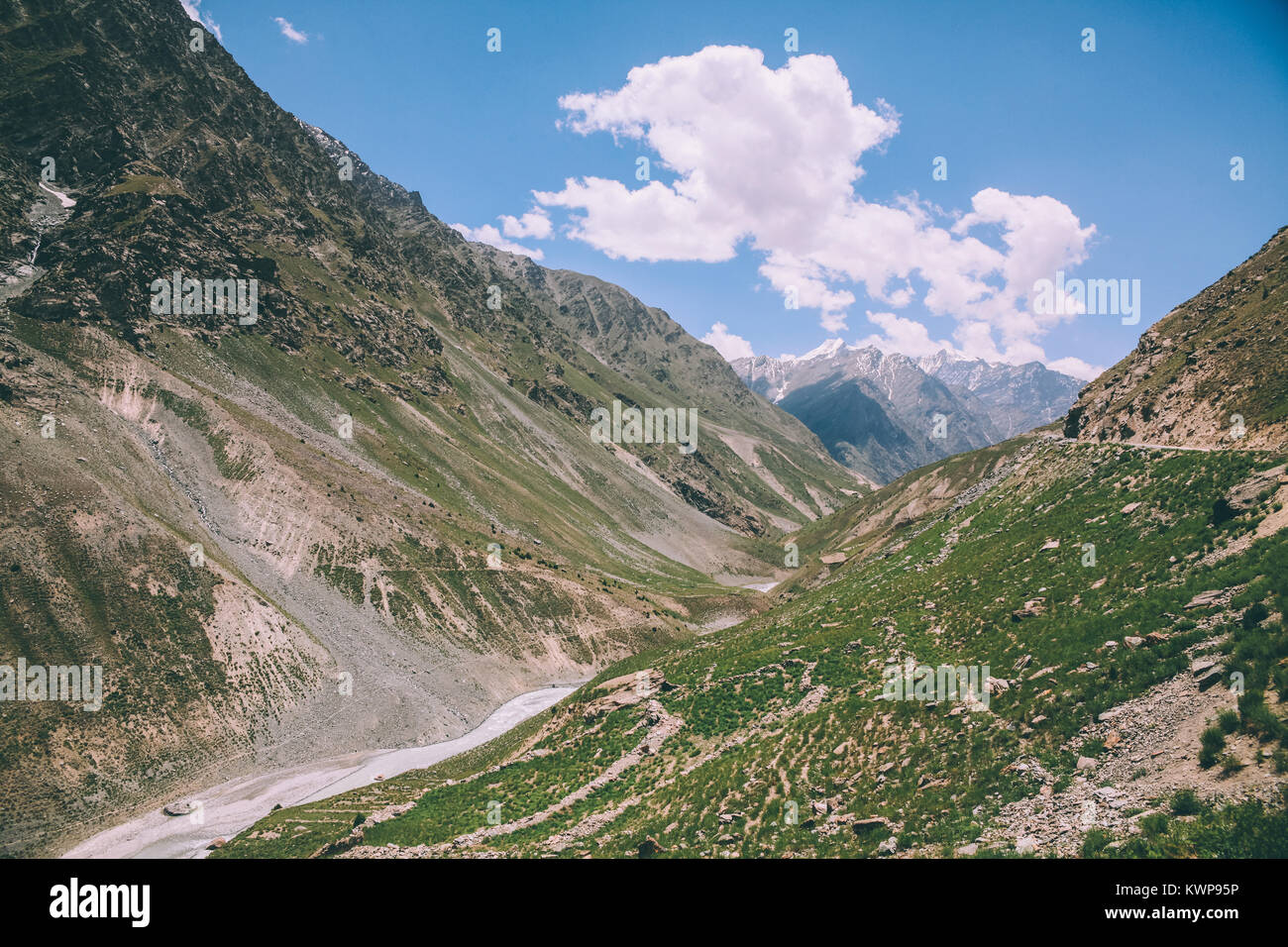 Scène paisible avec majestic Mountain Valley dans la région de Ladakh, Himalaya Indien Banque D'Images