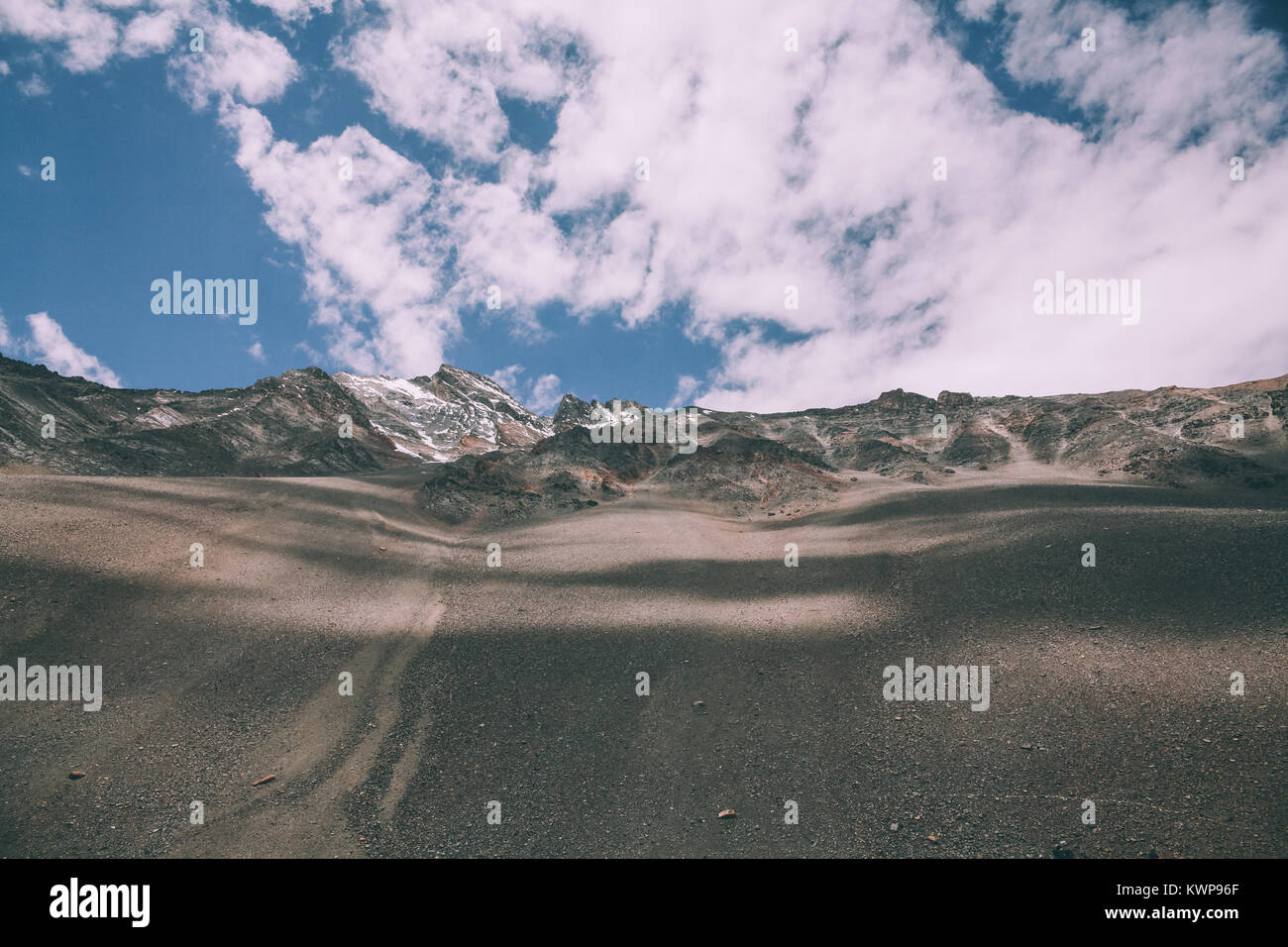 Belle Vallée et montagnes Rocheuses, dans la région du Ladakh, Himalaya Indien Banque D'Images