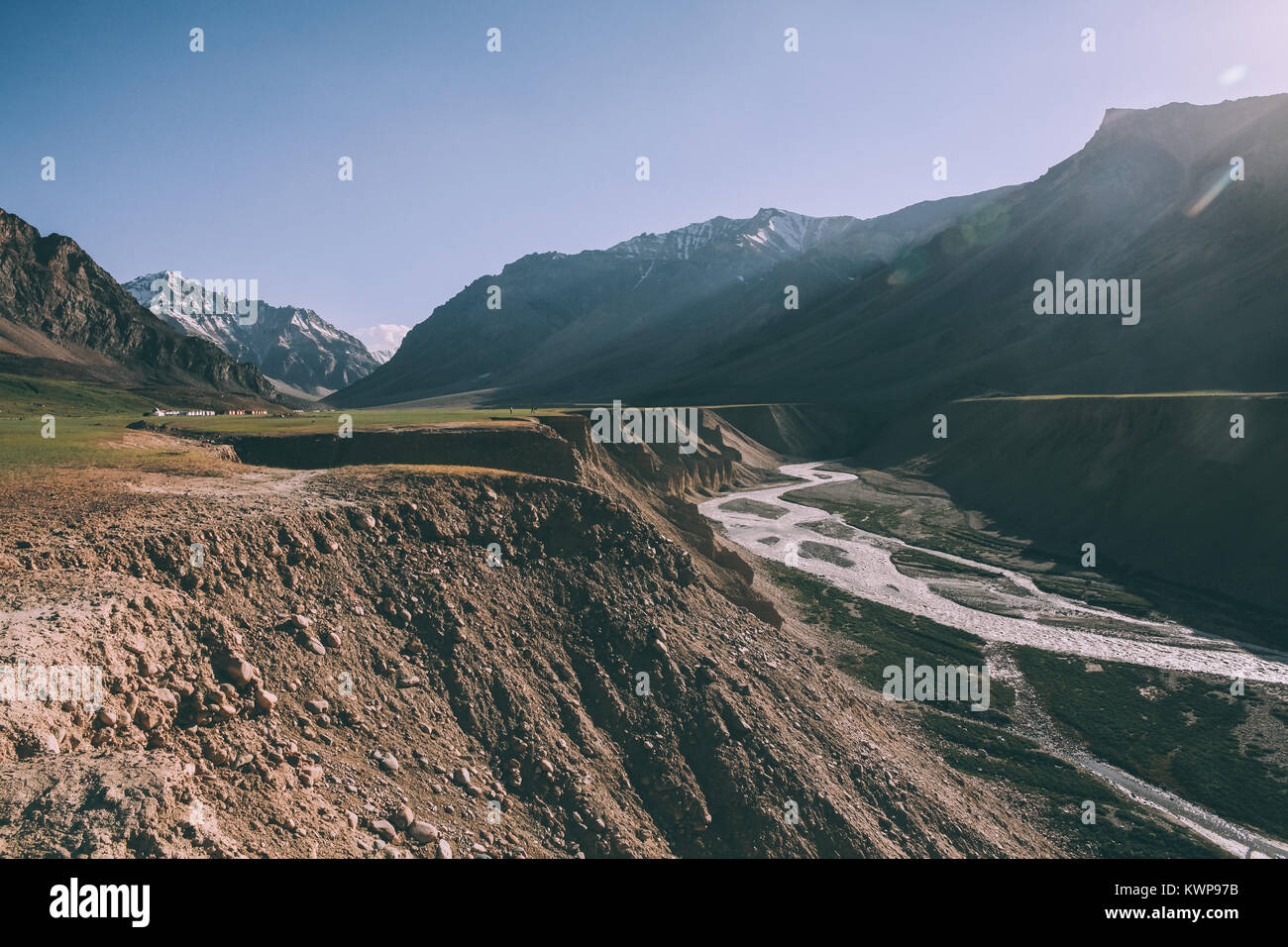 Belle vallée montagneuse avec river dans la région de Ladakh, Himalaya Indien Banque D'Images