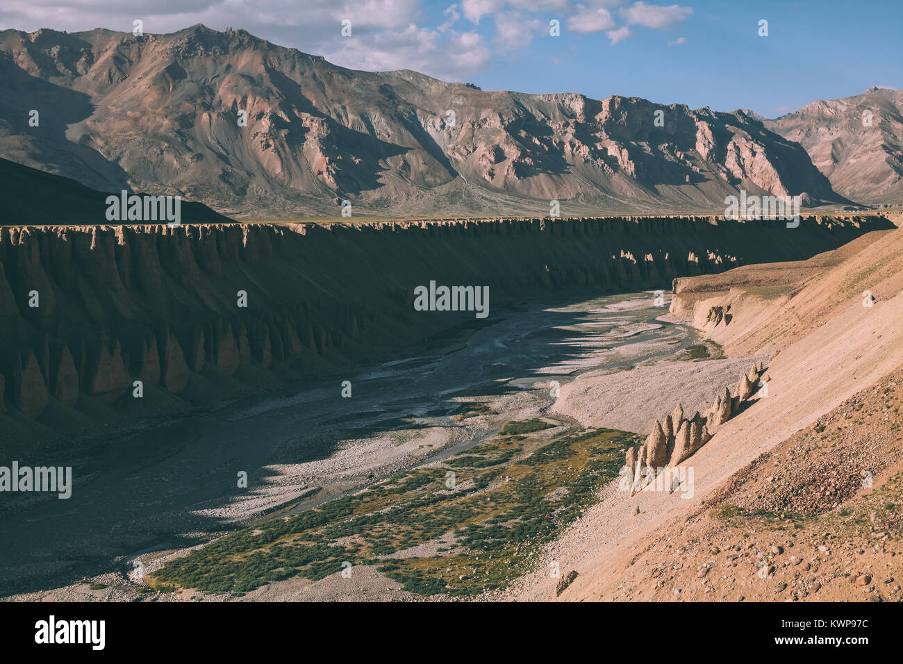 De belles formations naturelles et rivière de montagne dans la région du Ladakh, Himalaya Indien Banque D'Images