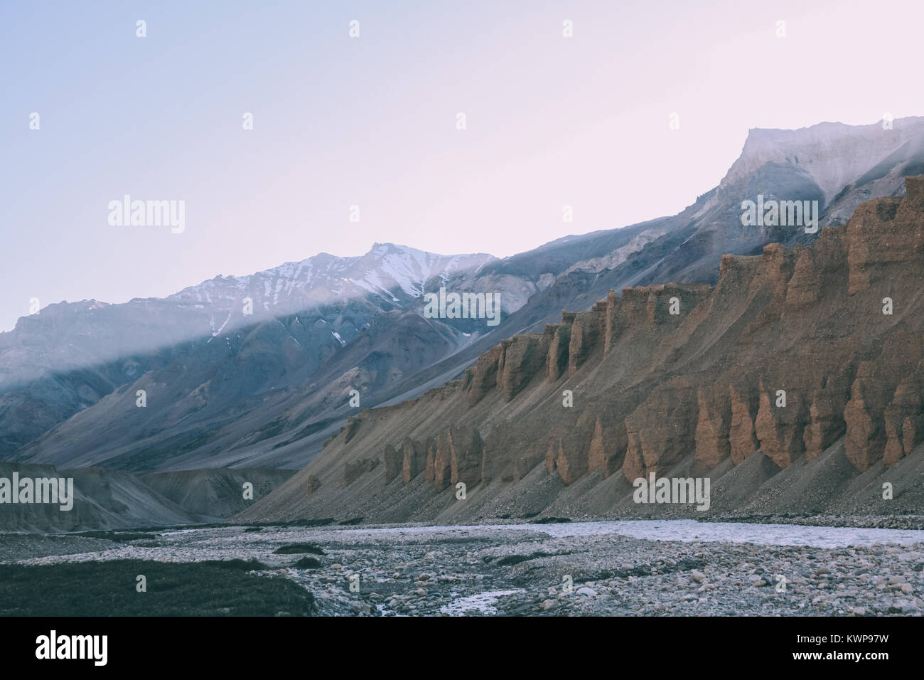 De belles formations naturelles et rivière de montagne dans la région du Ladakh, Himalaya Indien Banque D'Images