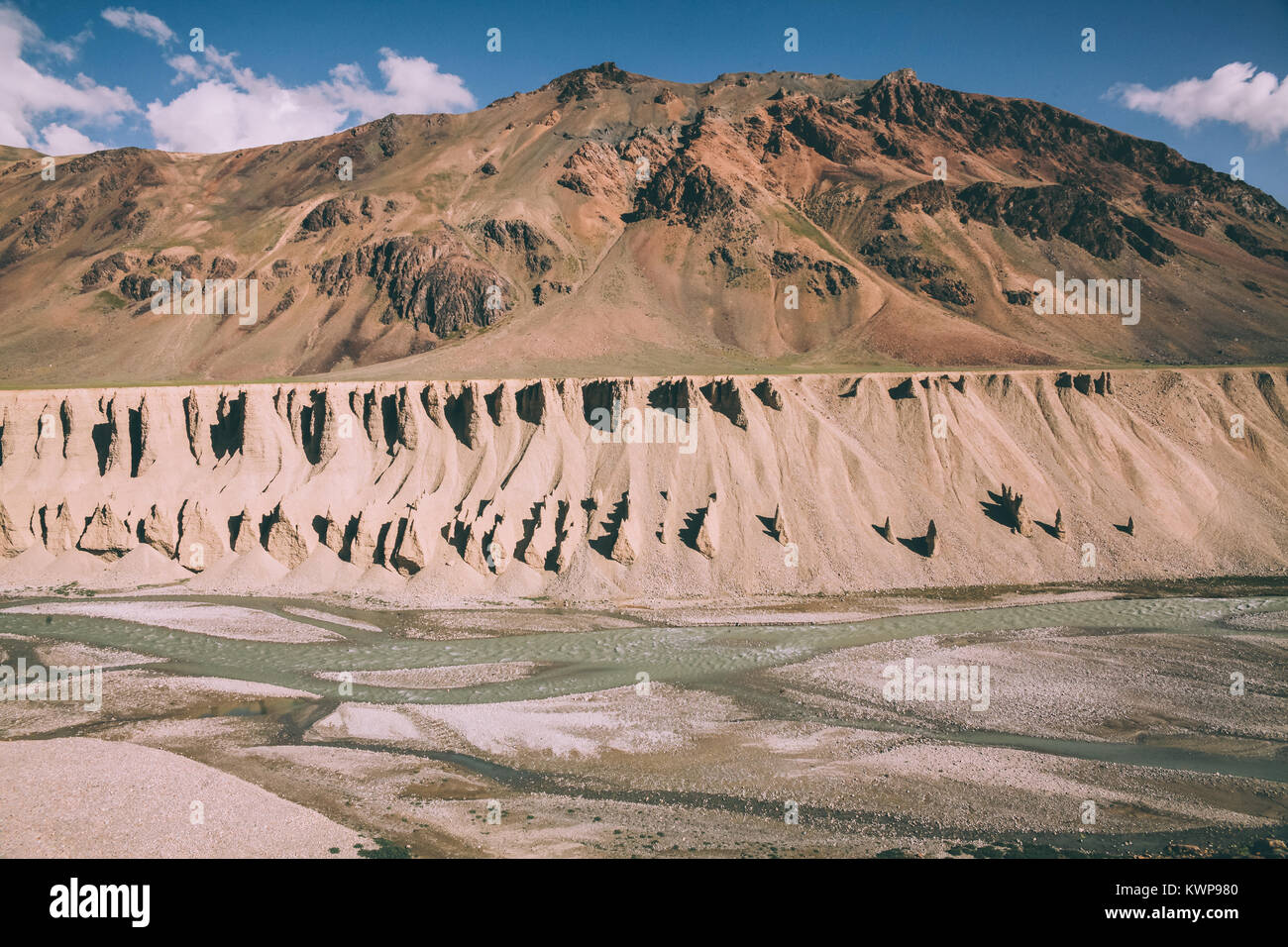 Formations Naturelles majestueuses et rivière de montagne dans la région du Ladakh, Himalaya Indien Banque D'Images