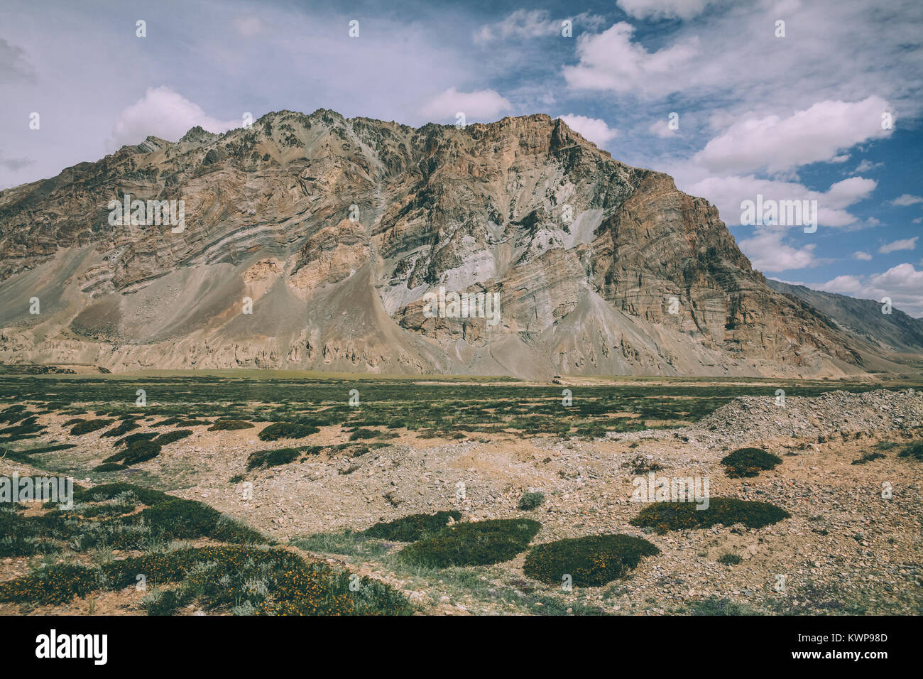 Énorme rocher et vallée de montagne dans la région du Ladakh, Himalaya Indien Banque D'Images