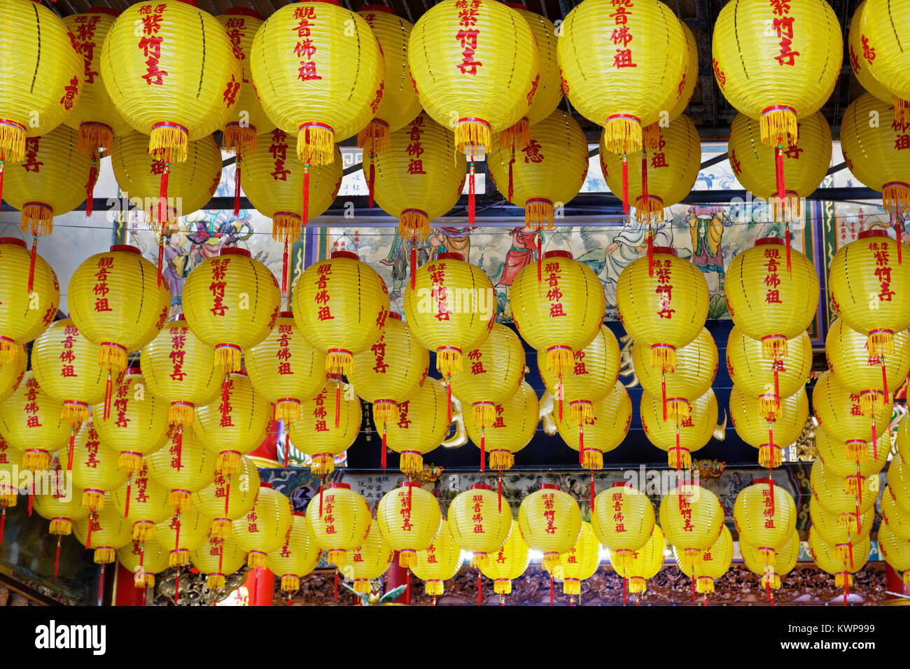 Belles lanternes jaune accroché dans le Temple Zizhu ou Purple Bamboo Temple, comme on le sait, fut construit il y a plus de 300 ans et a été rénové seve Banque D'Images
