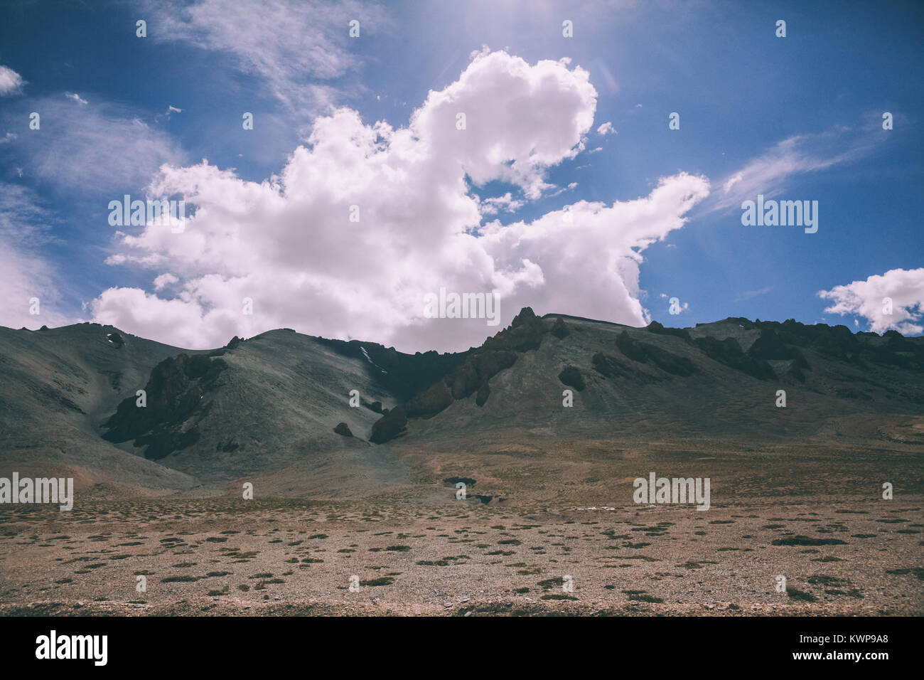 Beau paysage de montagne pittoresque dans la région du Ladakh, Himalaya Indien Banque D'Images