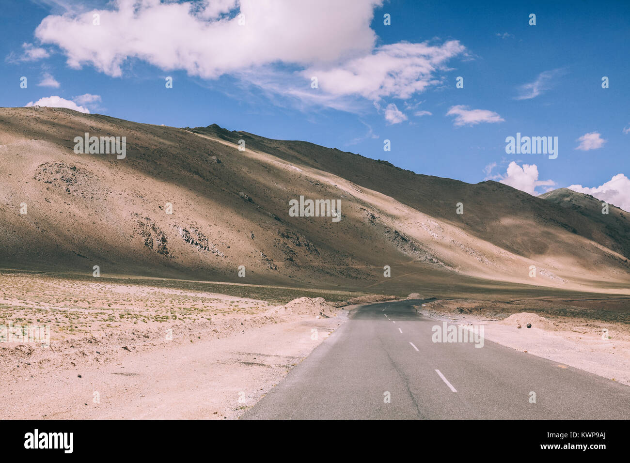 Route asphaltée à vide dans la vallée de montagne Himalaya Indien Banque D'Images