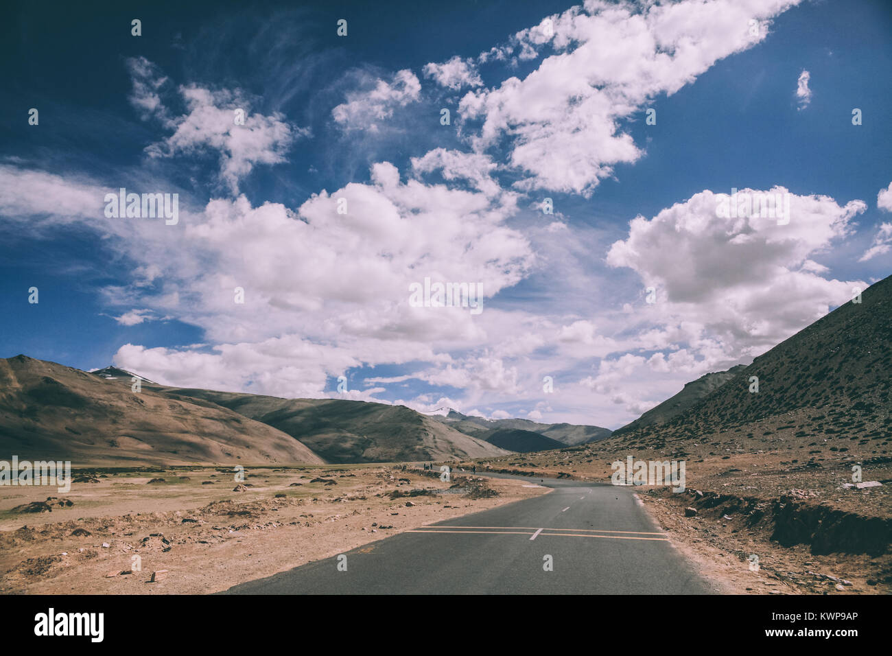 Asphalte vide route de montagne dans la région du Ladakh, Himalaya Indien Banque D'Images
