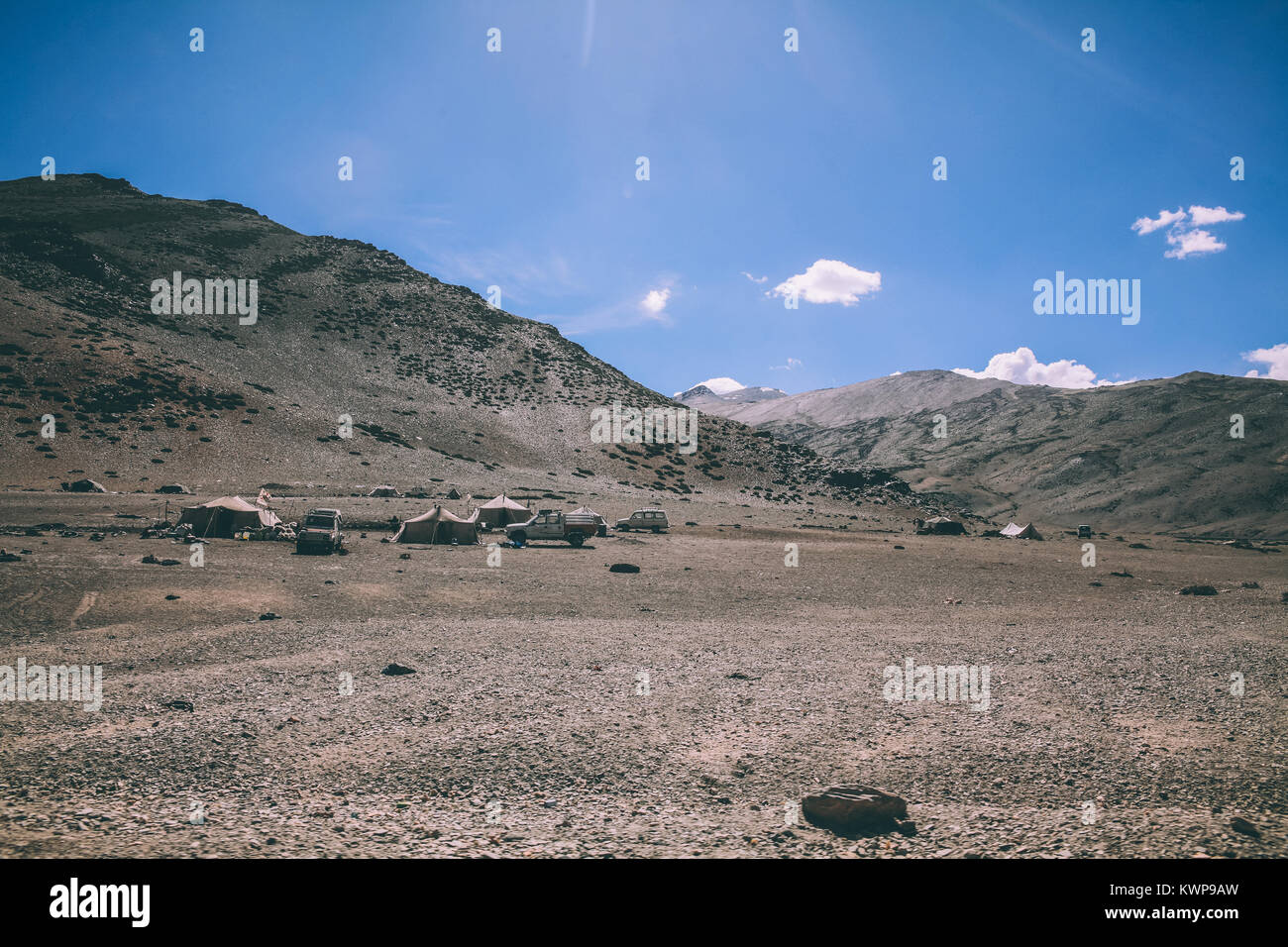 Camp de montagne avec des voitures et des tentes dans la région de Ladakh, Himalaya Indien Banque D'Images