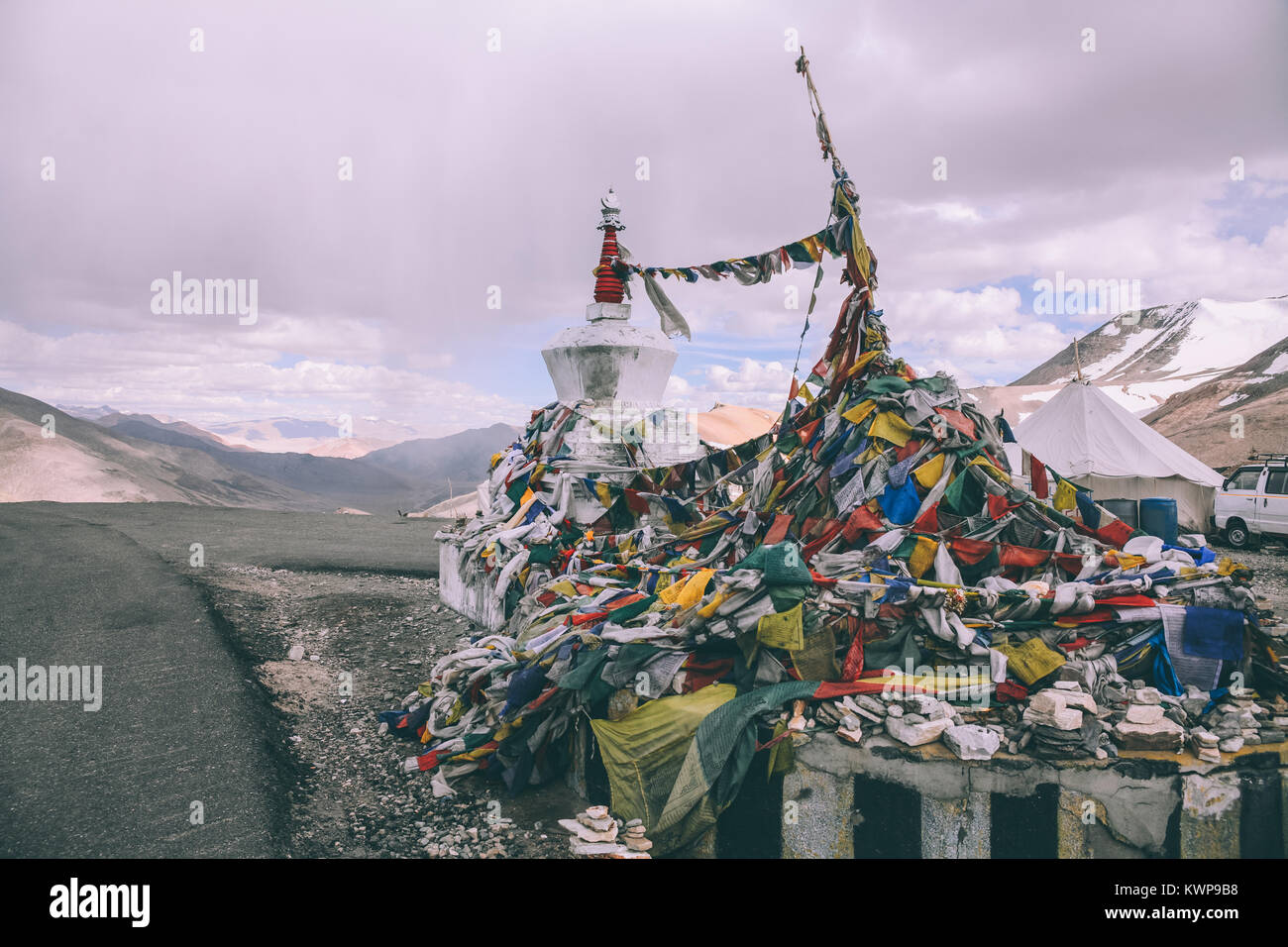 Stupa et les drapeaux de prières dans la région du Ladakh, Himalaya Indien Banque D'Images