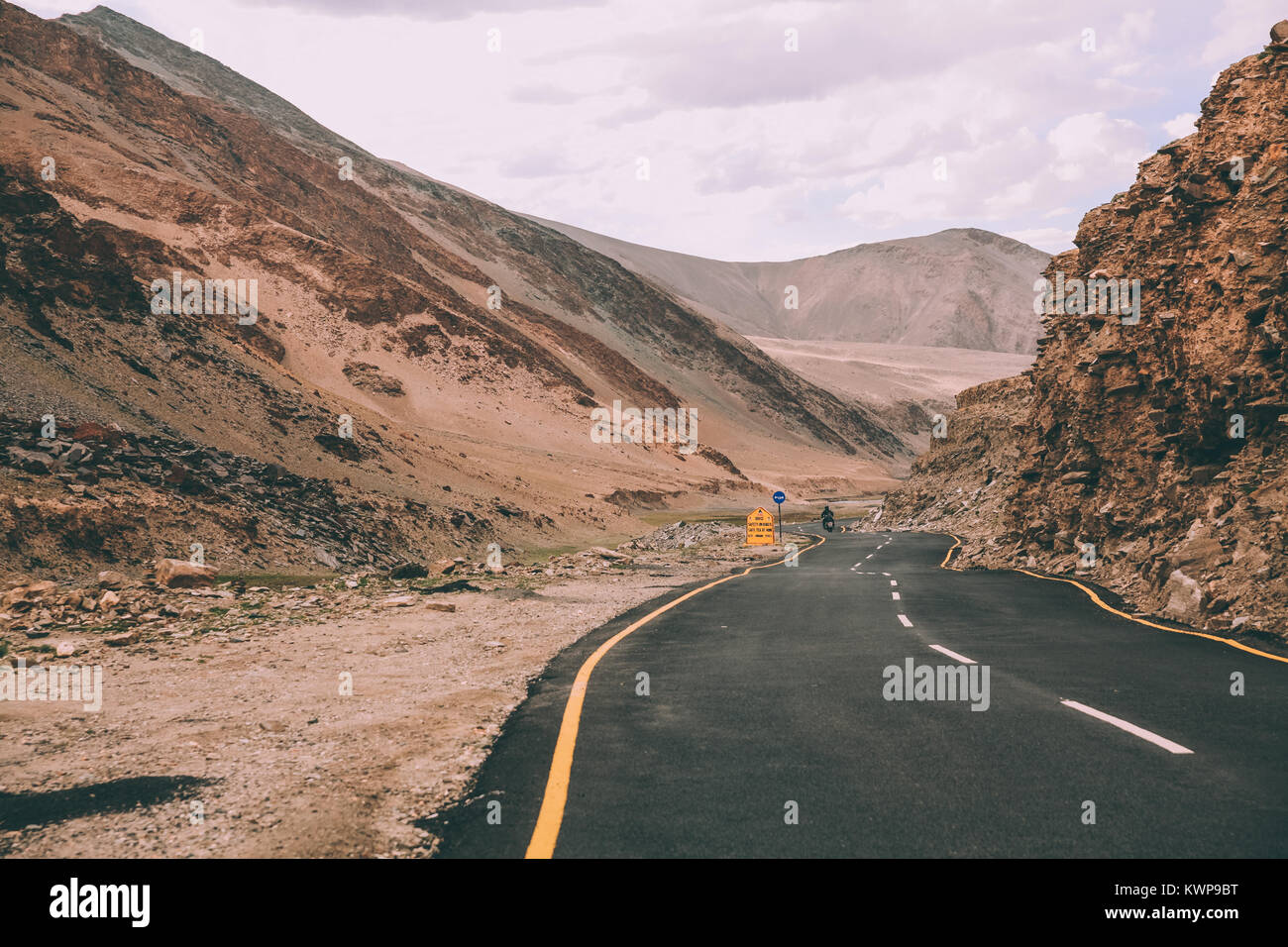 Route asphaltée avec panneaux de circulation dans la région du Ladakh, Himalaya Indien Banque D'Images