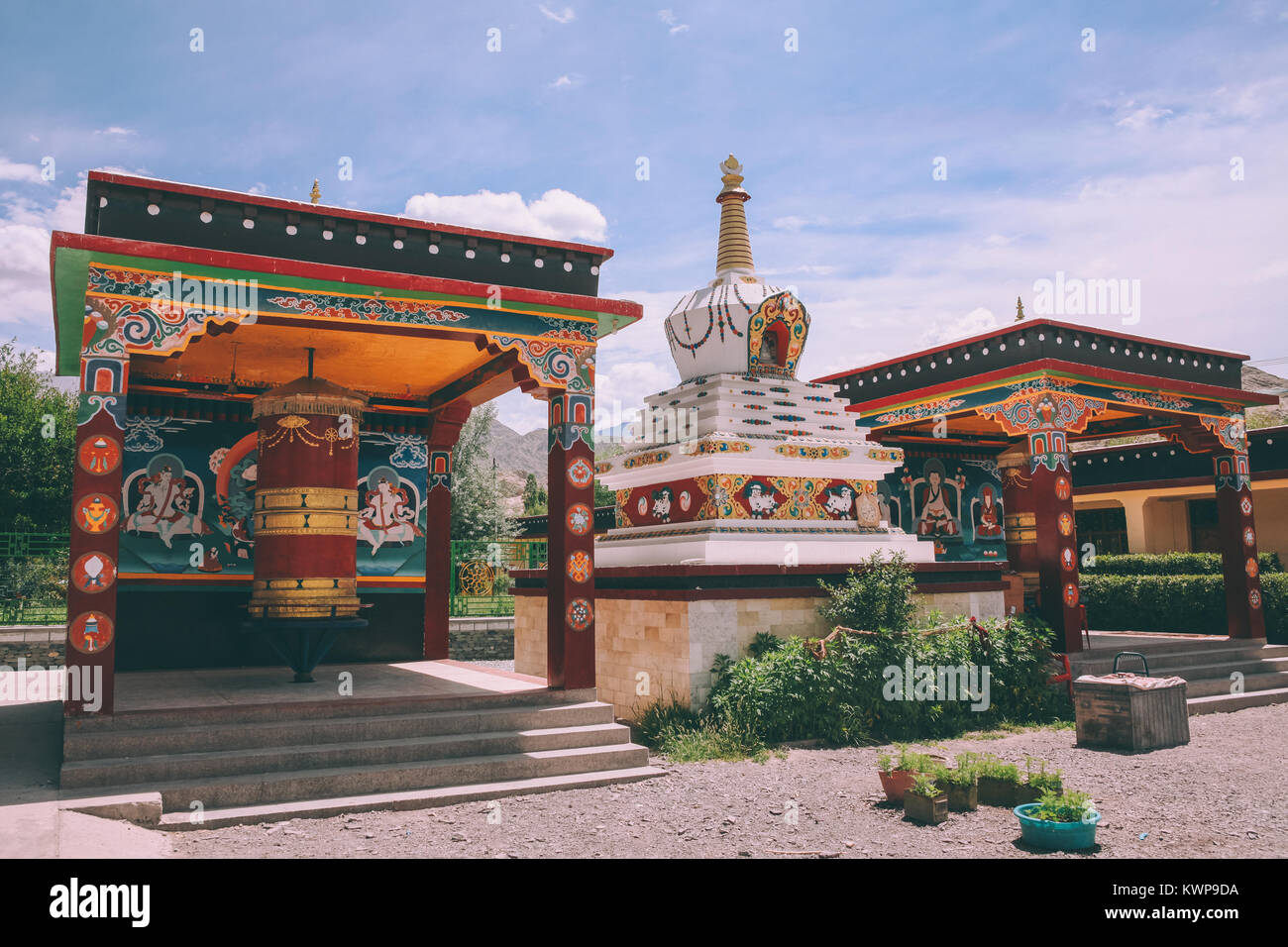 Stupa et d'anciens bâtiments religieux dans la ville de Leh, Himalaya Indien Banque D'Images